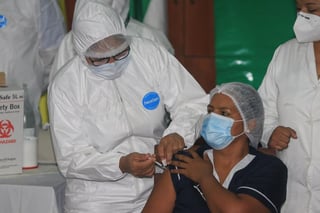 Una enfermera fue la primera persona en Bolivia en recibir este viernes la vacuna contra la COVID-19 tras la llegada de las primeras 20,000 dosis de la rusa Sputnik V. (EFE) 