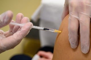 La Organización Mundial de Salud advirtió el viernes que los pasos dados por la Unión Europea para hacer más estrictas las reglas a la exportación de la vacuna del COVID-19 “no ayudan” al combate global contra la enfermedad. (ARCHIVO) 
