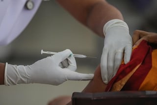 Las autoridades reguladoras de la Unión Europea autorizaron el viernes el uso en adultos de la vacuna de AstraZeneca contra el coronavirus, en medio de críticas de que la campaña de vacunación en el bloque no es suficientemente rápida. (ARCHIVO)