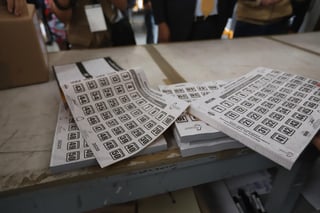 La boleta de votación para el proceso electoral federal, que se utilizará para las casillas especiales de los comicios locales y para el voto de los mexicanos en el exterior, el 6 de junio próximo, fue aprobada por la Comisión de Capacitación y Organización del Instituto Nacional Electoral (INE). (ARCHIVO)