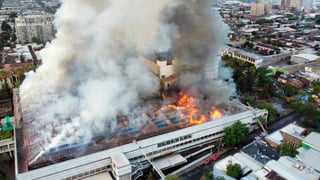 Decenas de pacientes eran evacuados de urgencia el sábado del hospital de San Borja en el centro de Santiago luego de un fuerte incendio que los bomberos trataban de controlar. Las autoridades dijeron que no hubo heridos.
(TWITTER)
