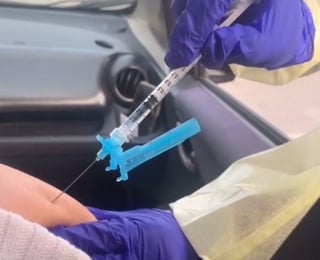 Por medio de TikTok un usuario compartió el video de la aplicación de la vacuna contra el COVID-19 en Inglewood, California. (Especial) 