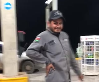 En Sinaloa, trabajadores de una gasolinera de Pemex fueron captados realizando 'tremenda coreografía' mientras despachaban a los vehículos en las pipas del lugar. (Especial) 