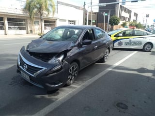 Una mujer lesionada y daños materiales de consideración, fue el saldo de un accidente vial que se registró la tarde de este sábado en la colonia Torreón Residencial. (EL SIGLO DE TORREÓN)