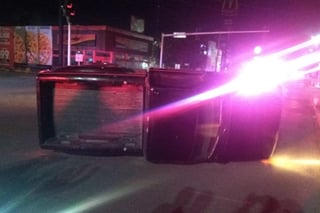 Camioneta termina volcada sobre el bulevar Miguel Alemán, el accidente sucedió la madrugada del sábado en Gómez Palacio. (ESPECIAL)
