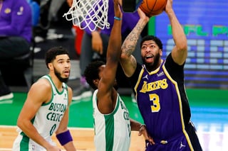 Los Angeles Lakers lograron hoy una victoria ajustadísima ante sus históricos enemigos de los Boston Celtics (95-96) tras un final de infarto en el que Kemba Walker y Daniel Theis fallaron dos tiros seguidos que le habrían dado el triunfo a los locales. (AP)