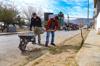 Ayer sábado autoridades y ciudadanos realizaron acciones de limpieza en la colonia El Obispado en Torreón. (CORTESÍA)