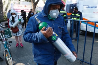 Ante el aumento de contagios en la Ciudad de México, Nancy Núñez Reséndiz y sus compañeros de trabajo se dieron a la tarea de conseguir cilindros con oxígeno para prestarlos a enfermos de COVID de la comunidad. (ARCHIVO)