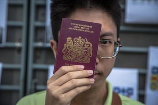 Miles de habitantes de Hong Kong ya han tomado la decisión a veces dolorosa de dejar atrás su ciudad natal y mudarse a Gran Bretaña desde que Beijing impuso una estricta ley de seguridad nacional en el territorio chino el verano pasado. Se espera que su número aumente a cientos de miles. (ARCHIVO) 
