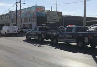 Elementos de la Dirección de Seguridad Pública Municipal de Torreón se encargaron de acordonar el área con cinta amarilla. (EL SIGLO DE TORREÓN)