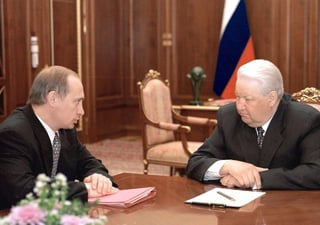 El jefe del Gobierno ruso, Vladímir Putin, rindió este lunes homenaje a la memoria del primer presidente de Rusia y su antecesor en el cargo, Boris Yeltsin, al depositar flores en su tumba con ocasión del 90 aniversario del nacimiento del exlíder. (ARCHIVO)