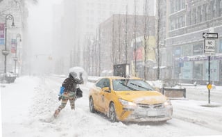 Amenaza con dejar hasta medio metro de nieve en Nueva York, lo que sería una de las mayores acumulaciones en la historia de la Gran Manzana, que ya ha decretado el estado de emergencia y paralizado su campaña de vacunación contra el COVID-19. (EFE)