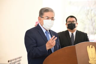 El candidato a la rectoría de la UA de C, Salvador Hernández Vélez, fue dado de alta del hospital tras haber ingresado por COVID.