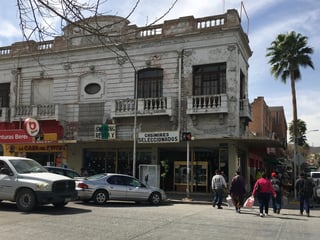 El edificio Málaga, en la avenida Juárez y calle Zaragoza, es uno de los que se pretende restaurar. (FABIOLA P. CANEDO)
