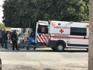 Paramédicos de la Cruz Roja arribaron al lugar para atender al lesionado, quien fue trasladado a un hospital de la ciudad con una fractura en el tobillo izquierdo. (EL SIGLO DE TORREÓN)