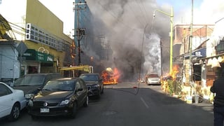 El incendio que se registró tras la explosión de una pipa de gas LP en las inmediaciones del Mercado Jamaica, ya fue controlado y no hubo decesos, solo ocho heridos leves. (TWITTER)