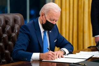 Este martes el presidente de Estados Unidos, Joe Biden, firmó una serie de órdenes ejecutivas que prevén reformar el sistema migratorio de su país, donde se contempla la reunificación de las familias migrantes, separadas en el mandato del expresidente Donald Trump. (AP)