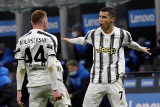 Celebra Cristiano Ronaldo (d) tras marcar el segundo tanto de la Juventus, en la victoria 2-1 sobre Inter en la ida de las 'semis' de Copa. (AP)