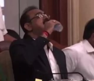 Un funcionario de India bebió accidentalmente de una botella de gel antibacterial durante un evento tras confundirla con una botella de agua. (Especial) 