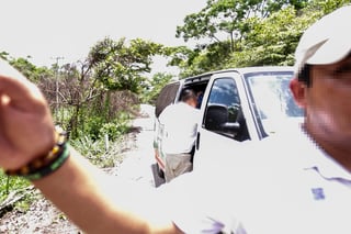 El Instituto Nacional de Migración (INM) separó de su cargo a ocho funcionarios que trabajaban en una oficina regional de Nuevo León, luego de identificar que retuvieron una camioneta donde hace casi dos semanas fueron encontrados 19 cuerpos calcinados —algunos de personas guatemaltecas— en el municipio de Camargo, Tamaulipas. (ARCHIVO)