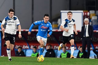 Hirving Lozano (c) fue titular en el empate a cero entre Napoli y Atalanta, en el duelo de ida de las semifinales de final de la Copa italiana. (EFE)