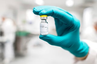 Johnson & Johnson solicitó el jueves a reguladores estadounidenses que otorguen autorización a la primera vacuna contra el COVID-19 de una sola aplicación, una opción de uso más sencillo que podría ayudar a solucionar los problemas de escasez. (ESPECIAL)