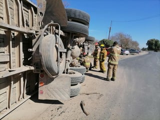 Camión cargado con silo cae sobre camioneta en el ejido California de Gómez Palacio, padre e hijo resultaron lesionados en el accidente. (EL SIGLO DE TORREÓN)
