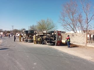 Un camión cargado con silo cayó sobre una camioneta en el ejido California de Gómez Palacio. (EL SIGLO DE TORREÓN)