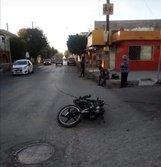 Un motociclista resultó lesionado luego de ser impactado por un taxi en calles de Gómez Palacio. (EL SIGLO DE TORREÓN)