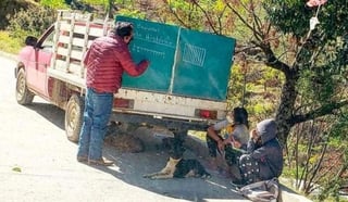 El profesor de Querétaro adaptó un pizarrón en la parte trasera de su camioneta (CAPTURA)  