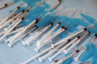 España restringirá la administración de la vacuna contra la COVID-19 de la compañía AstraZeneca a las personas de entre 18 y 55 años, al no estar suficientemente probada su eficacia en el grupo de población de mayor edad, informaron este viernes las autoridades sanitarias españolas. (ARCHIVO) 