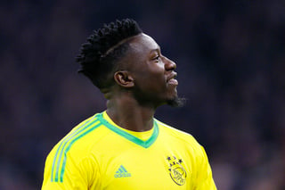 La UEFA suspendió un año al guardameta del Ajax, André Onana, en un caso de dopaje el viernes y el jugador se perderá la Copa Africana de Naciones del próximo año en su natal Camerún. (ESPECIAL)