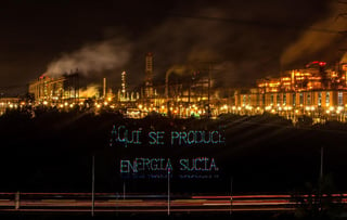 La organización Greenpeace México utilizó las instalaciones de la Central Termoeléctrica de Tula para mostrar como la contaminación producida al generar electricidad a base de combustóleo, contamina el aire, daña la salud y acelera el cambio climático. (EFE)