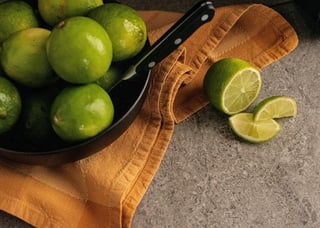 El limón es un cítrico muy popular en las cocinas mexicanas. (ARCHIVO) 