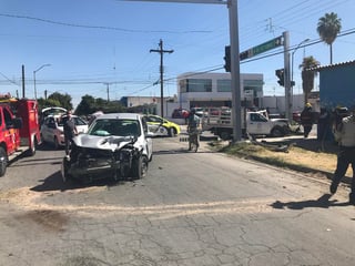 Una persona lesionada y daños materiales de consideración, fue el saldo de un accidente vial que une se registró la tarde de este sábado en la zona Centro de la ciudad de Torreón. (EL SIGLO DE TORREÓN)
