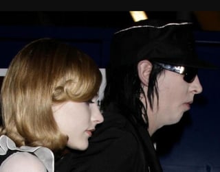 Luego de haber denunciado a su expareja Marilyn Manson por abuso, Evan Rachel Wood ahondó en detalles sobre su relación con el músico. La actriz aseguró que Manson usó un lenguaje antisemita hacia ella, dibujó esvásticas en su mesa de luz y se burlaba de ella con sus amigos. (Especial)