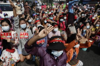 El bloqueo del acceso a internet coincidió con la primera manifestación masiva en las calles de Rangún. (EFE) 