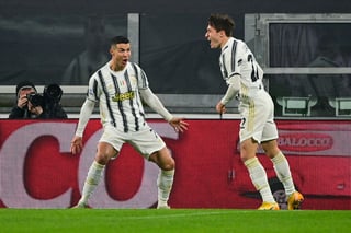 Cristiano Ronaldo (i) celebra tras marcar un tanto, en la victoria de la Juventus 2-0 sobre la Roma, en la Serie A.