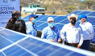El gobernador José Rosas Aispuro Torres entregó un sistema fotovoltaico para pozo de agua potable en beneficio de 1,300 personas. (CORTESÍA) 