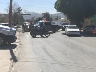 En el cruce de la calle Francisco I. Madero y avenida Zacatecas en el Centro una patrulla de la DSPM le cerró el paso al taxi. (EL SIGLO DE TORREÓN)