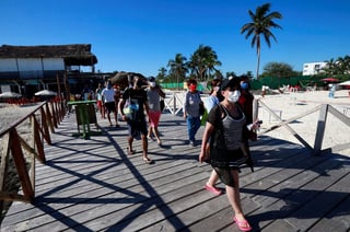 El Caribe mexicano, la región turística estelar en México, con el balneario de Cancún como insignia, ha registrado un repunte de contagios tras las vacaciones de invierno, con tantos casos en enero, como en el periodo más crítico de la primera ola de la pandemia de la COVID-19. (EFE)