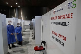 Francia registró 171 muertos por COVID en las últimas 24 horas en hospitales, mientras que 19,715 personas dieron positivo por la enfermad, indicaron este domingo las autoridades sanitarias. (ARCHIVO) 