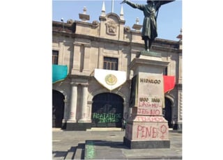 Un grupo de mujeres, presuntamente anarquistas que se oponen a la inclusión de integrantes de la comunidad LGBT a la Ley de Equidad de Género, destrozaron los cristales de la Cámara de Diputados del Estado de México. (ESPECIAL)