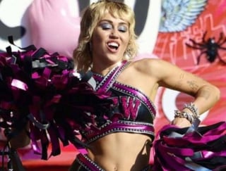 En esta edición 55 del Super Bowl, una de las celebridades más esperadas en presentar su talento musical fue Miley Cyrus, quien ofreció un corto concierto exclusivo para personal de la salud. (Especial) 