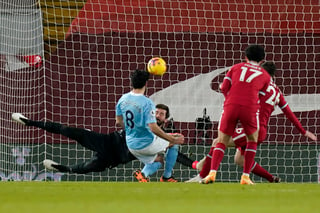 Ilkay Gundogan anota el primer gol del Manchester City, en la victoria de su equipo 4-1 sobre Liverpool. (AP)