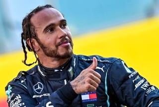 Lewis Hamilton, renovó por una temporada más el contrato que le une a su escudería, Mercedes, según se anunció este lunes. (ARCHIVO)