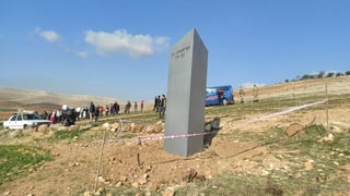 Autoridades turcas investigan la aparición de un misterioso monolito en el sureste de Turquía. (ESPECIAL) 
