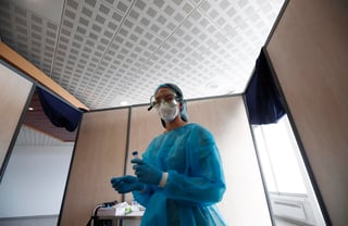Francia registró en las últimas 24 horas 436 muertes por el coronavirus en hospitales y un cúmulo de 288 decesos en residencias en los últimos días, con lo que el número de muertos desde el inicio de la pandemia se sitúa ya en 80,147, según las autoridades sanitarias. (EFE) 
