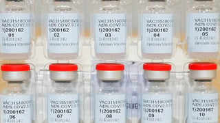  El director ejecutivo de la farmacéutica Johnson & Johnson (J&J), Alex Gorsky, afirmó este martes que es posible que la gente tenga que vacunarse anualmente contra la COVID-19 durante los próximos años. (ESPECIAL)