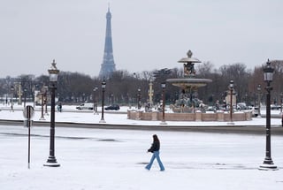Operarios de la Torre Eiffel emplearon sopletes para derretir el hielo que se acumulaba en el emblemático edificio de París mientras la nieve seguía bloqueando carreteras y suspendiendo el servicio de trenes y autobuses escolares en el norte de Francia. (EFE)